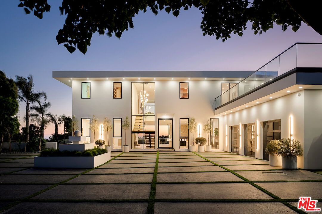 Backyard, Exterior, Facade, Modern