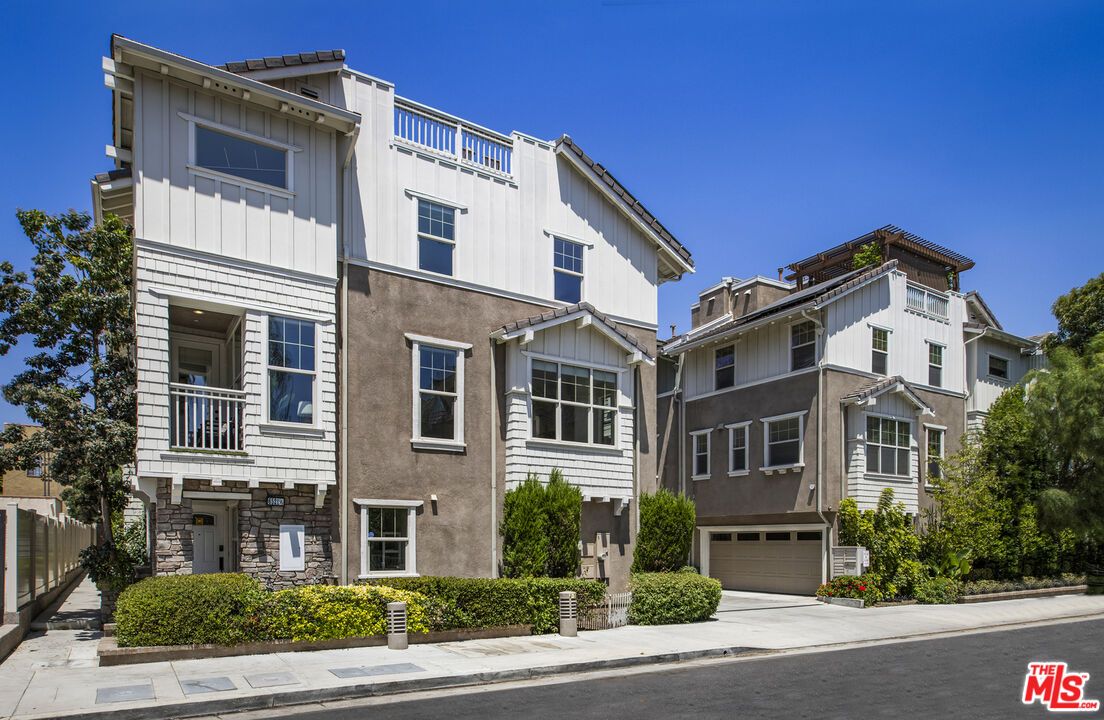 Attached, Exterior, Facade, Rowhouse