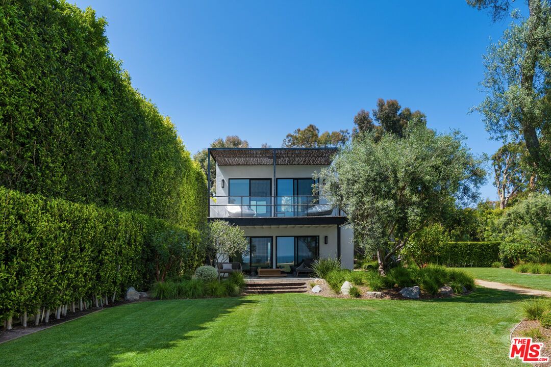 Backyard, Exterior, Facade, Modern