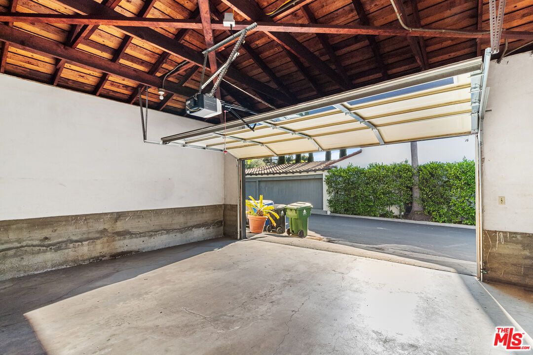 Garage, Interior, Wooden Beams