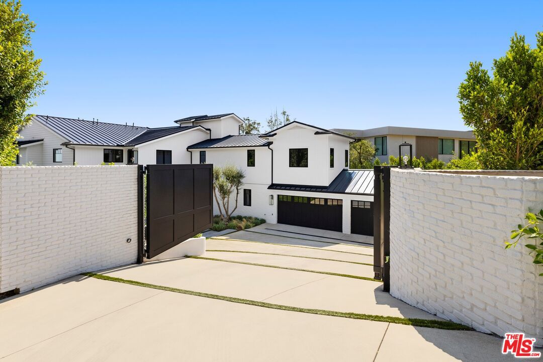 Attached, Exterior, Facade, Modern