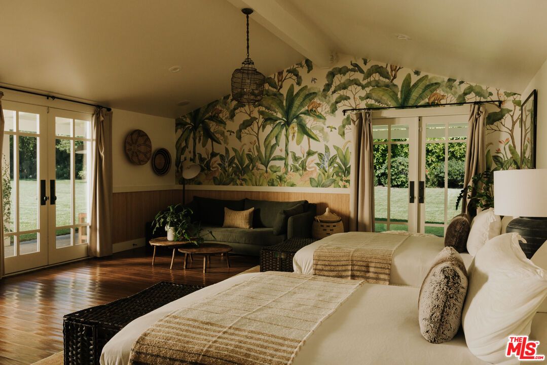 Bedroom, Interior, Living room, Pendant Lights, Wood Texture Flooring