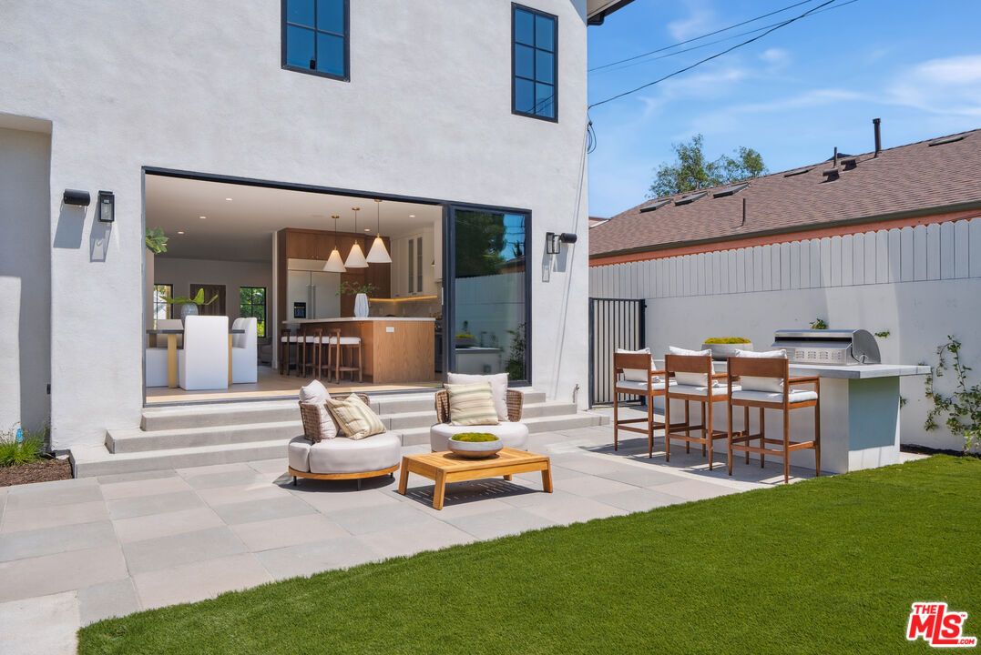 Backyard, Exterior, Outdoor Kitchen