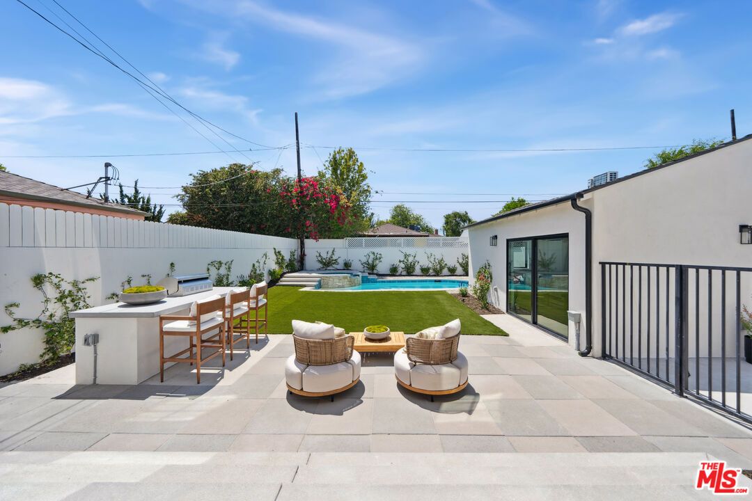 Exterior, Outdoor Kitchen, Pool