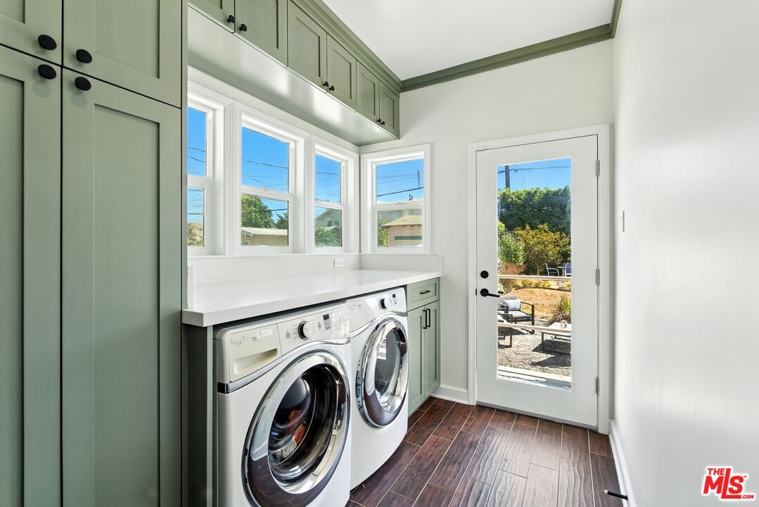 Interior, Washer, Wood Texture Flooring