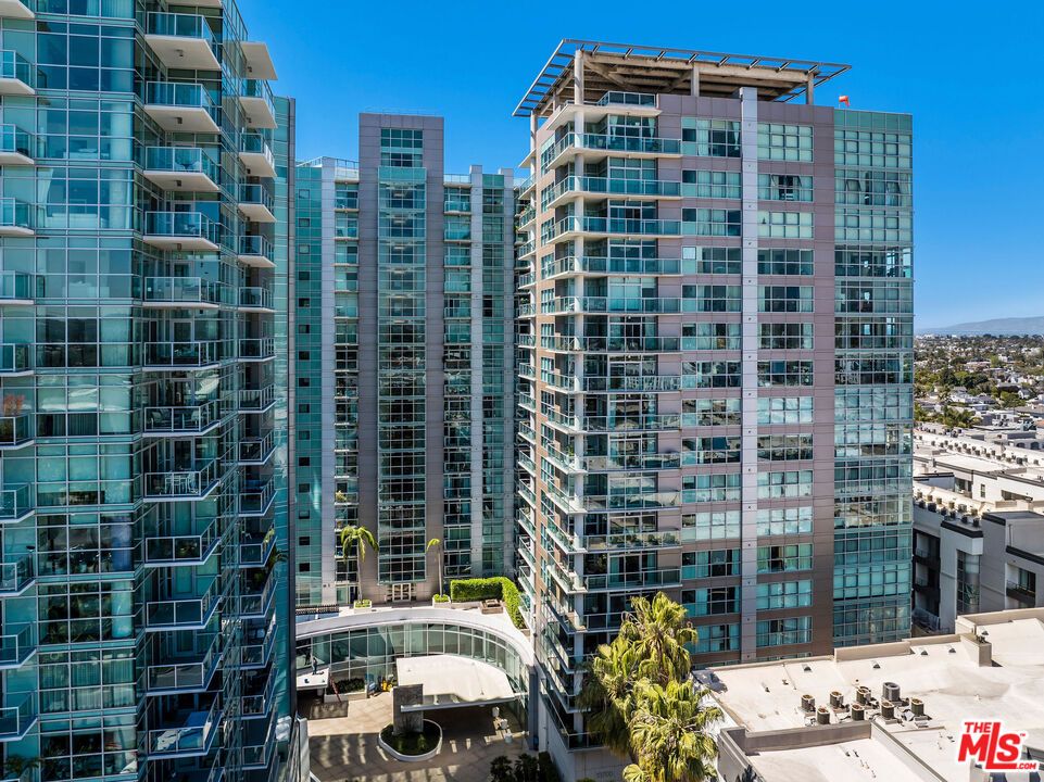 Exterior, Facade, Highrise