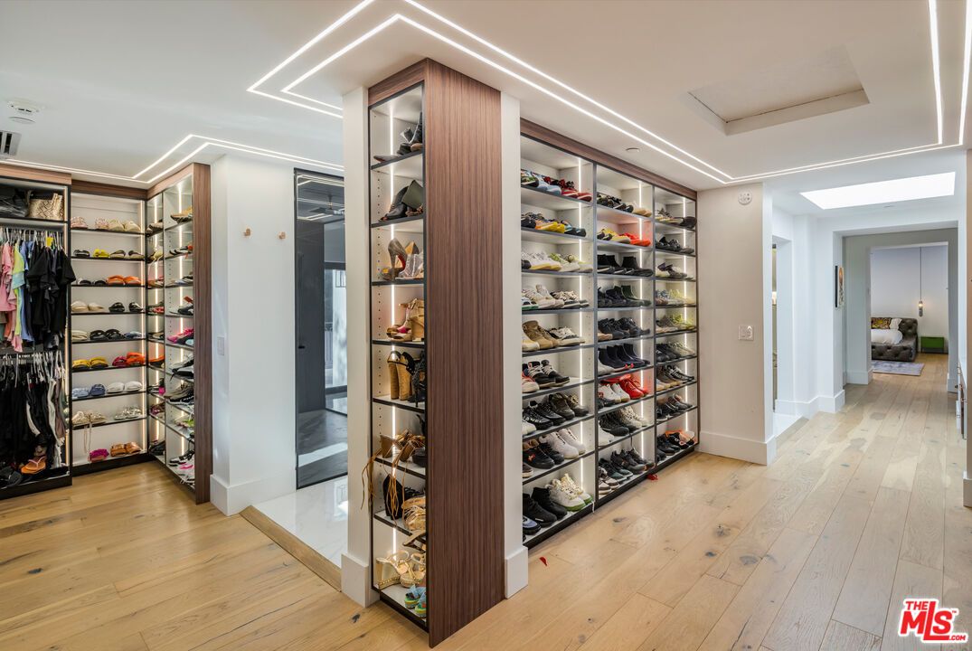 Interior, Walk-in Closets, Wood Texture Flooring