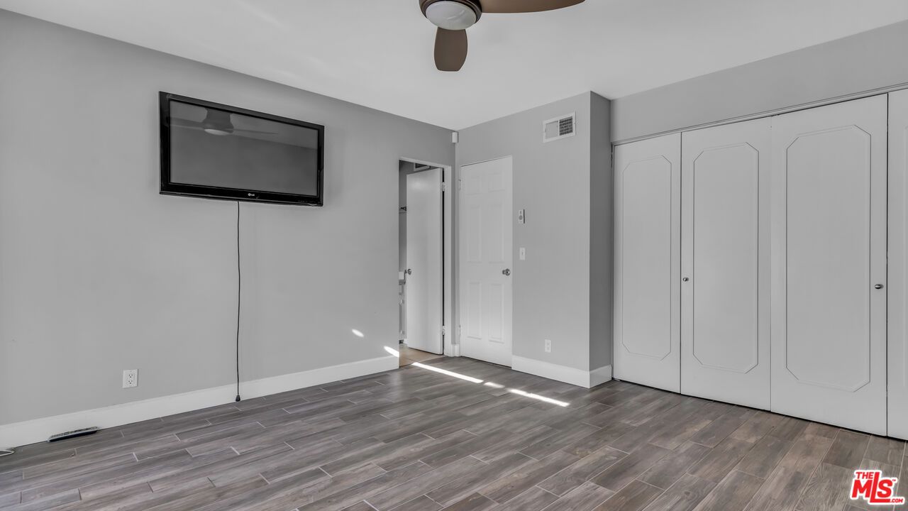 Interior, Washer, Wood Texture Flooring