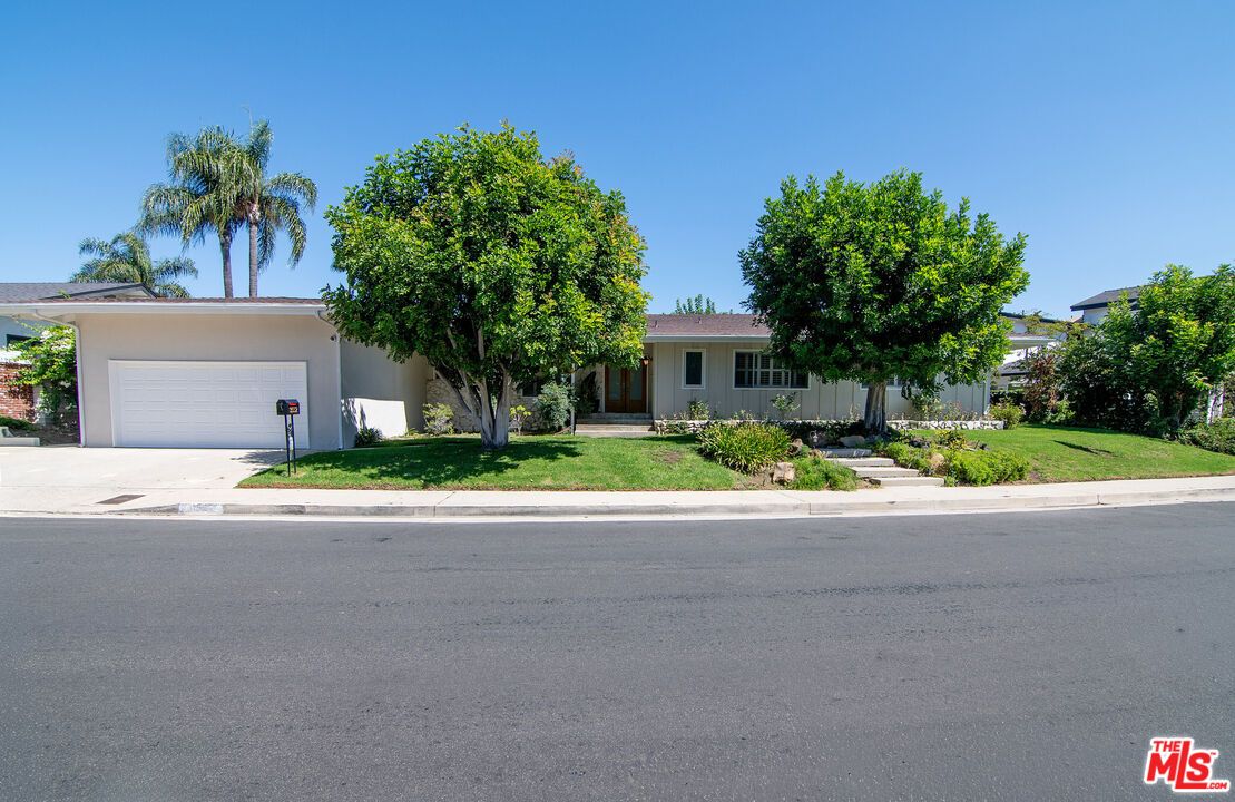 Attached, Exterior, Facade, Ranch