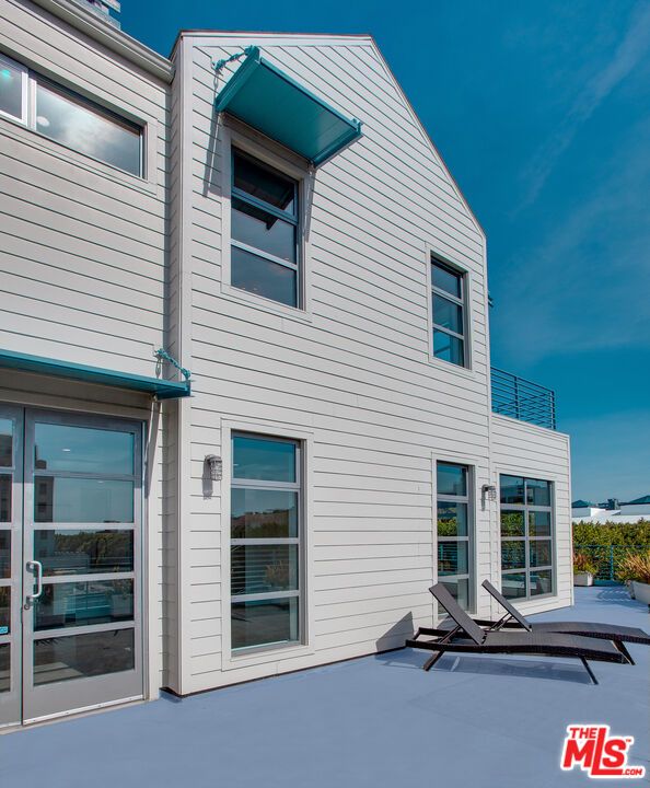 Exterior, Facade, None