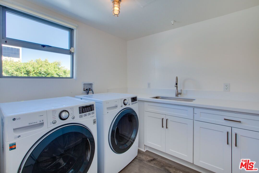 Interior, Washer, Wood Texture Flooring