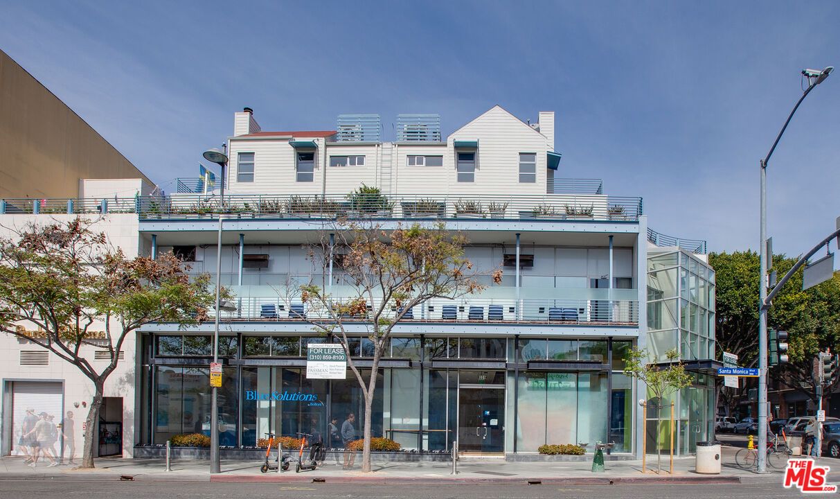 Exterior, Facade, Modern