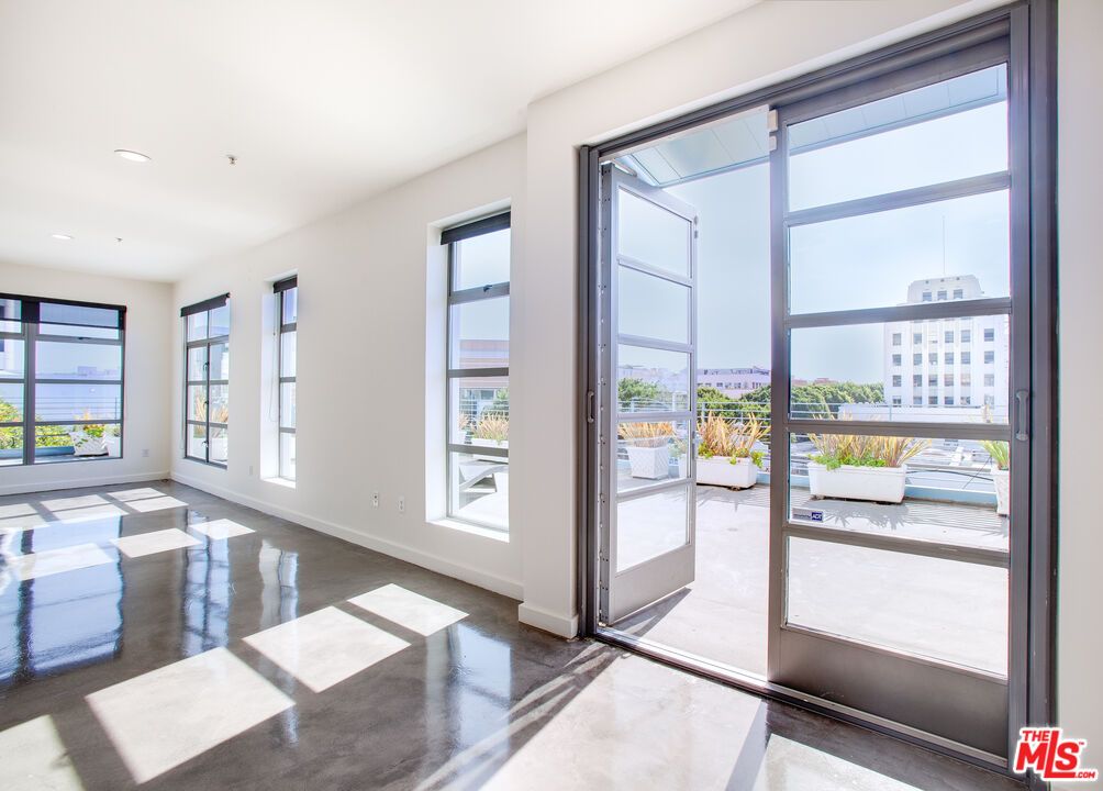 Empty room, Interior, Recessed Lighting, Water