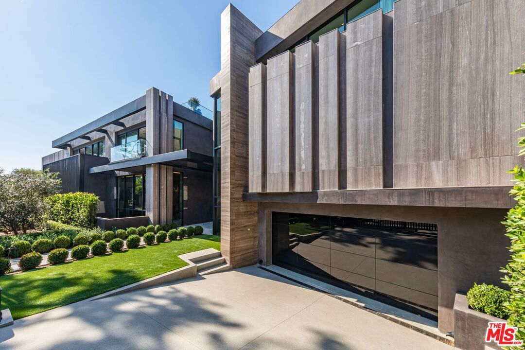 Attached, Backyard, Exterior, Facade, Modern