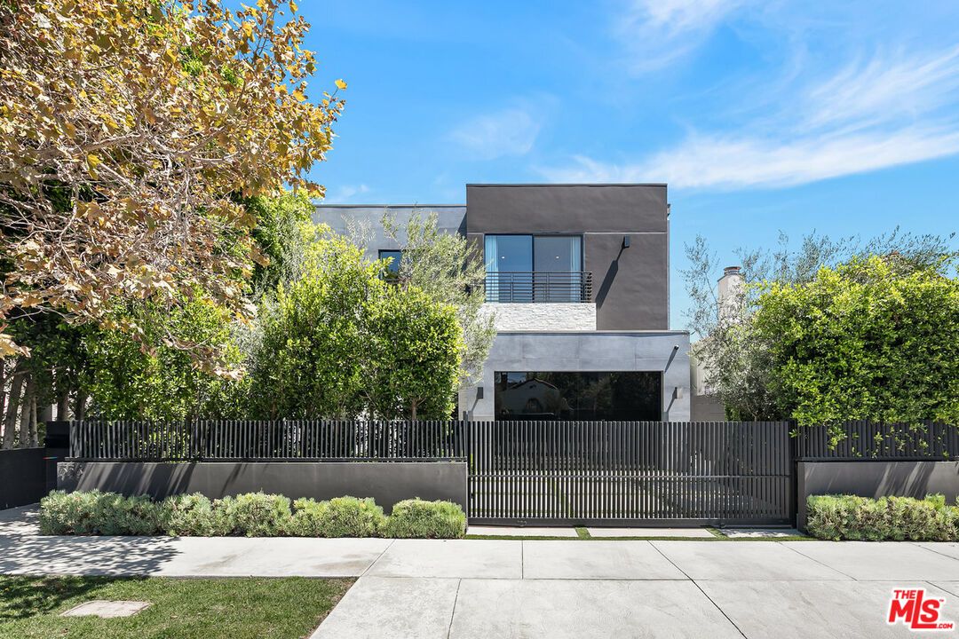 Exterior, Facade, Modern