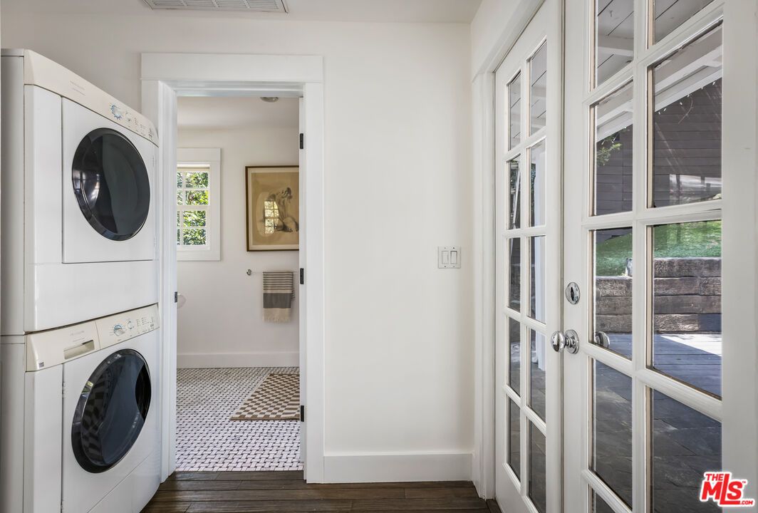 Interior, Utility Closets, Washer, Wood Texture Flooring