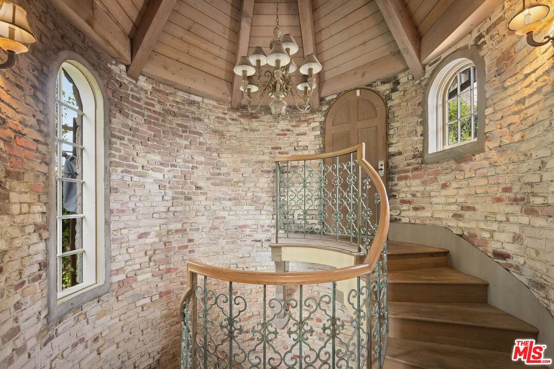 Chandelier, Exterior