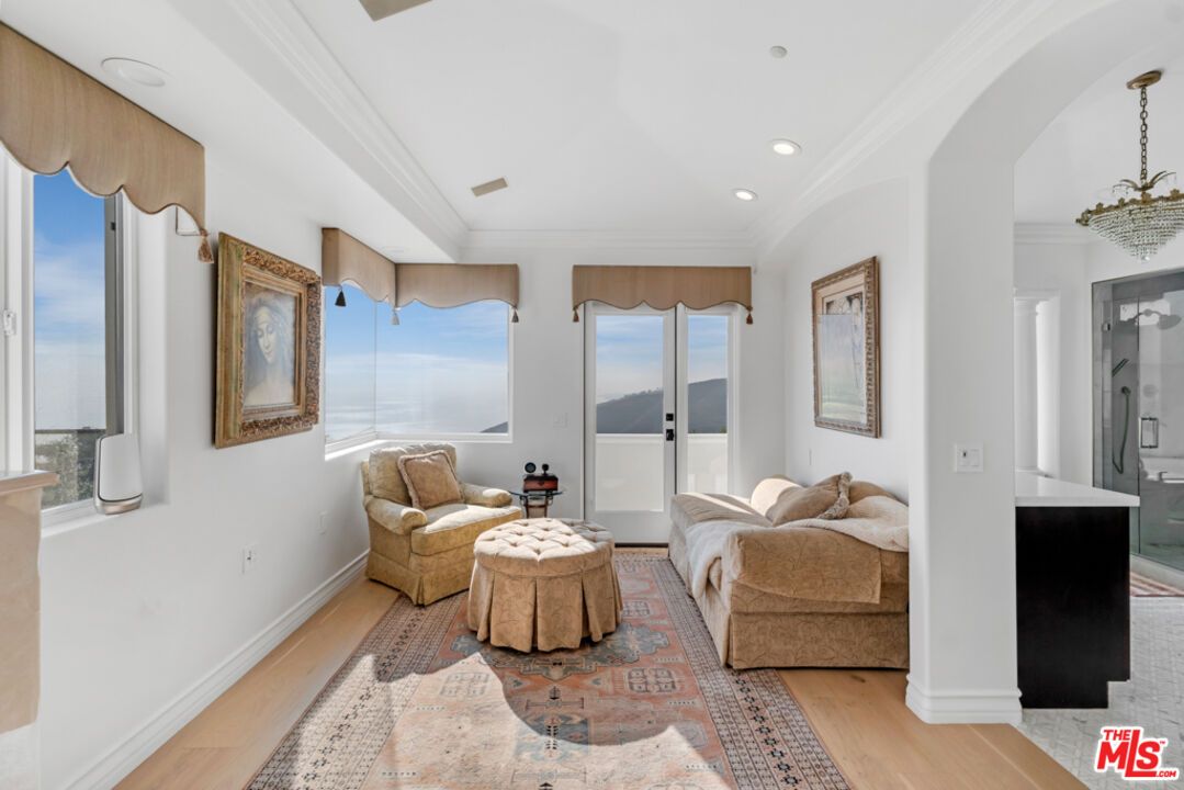 Interior, Pendant Lights, Recessed Lighting, Wood Texture Flooring