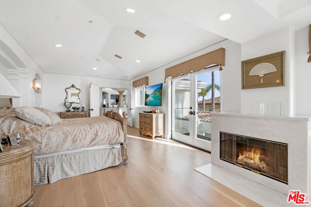 Bedroom, Fireplace, Interior, Recessed Lighting, Wood Texture Flooring