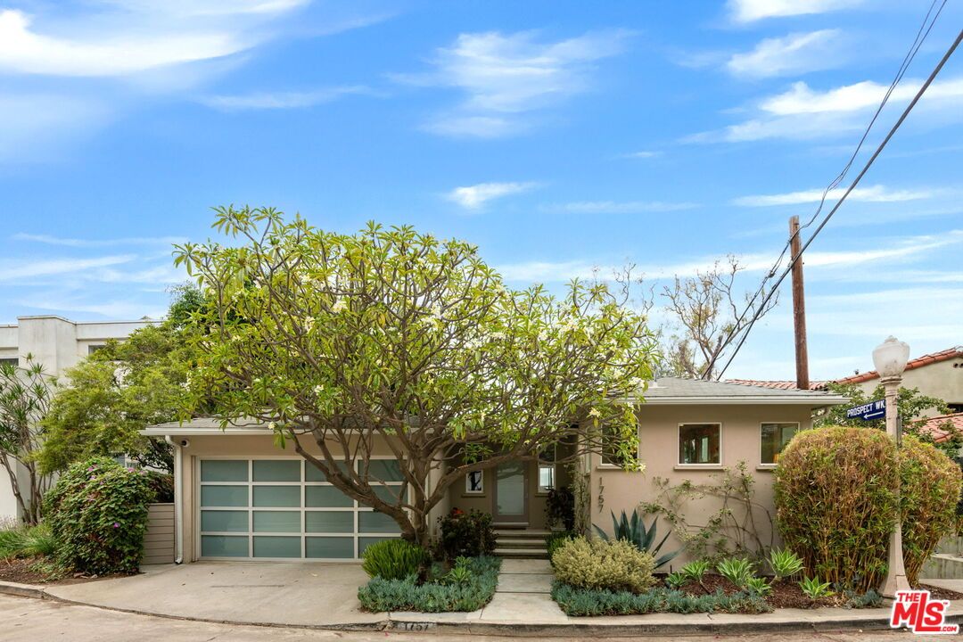 Attached, Exterior, Facade, Ranch