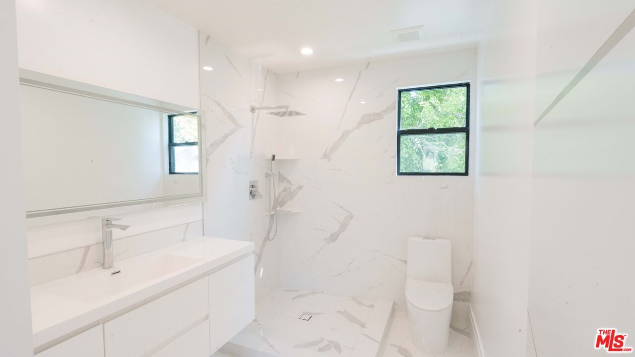 Bathroom, Interior, Marble, Marble Walls, Recessed Lighting