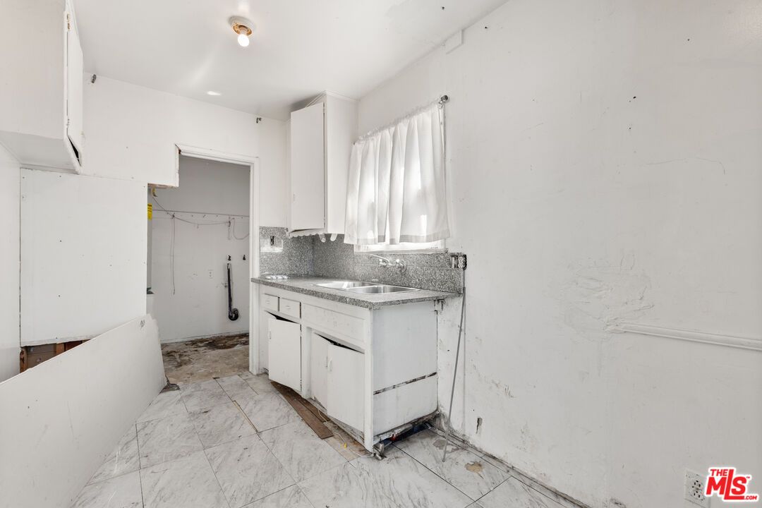 Bathroom, Interior, Marble, Recessed Lighting