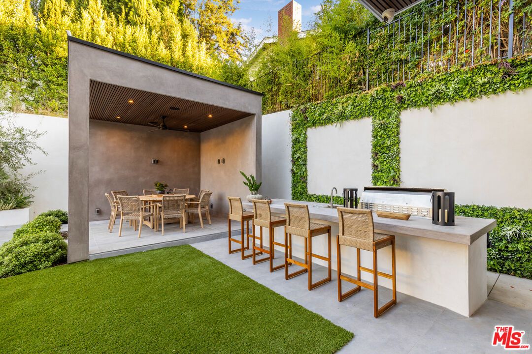 Backyard, Exterior, Outdoor Kitchen