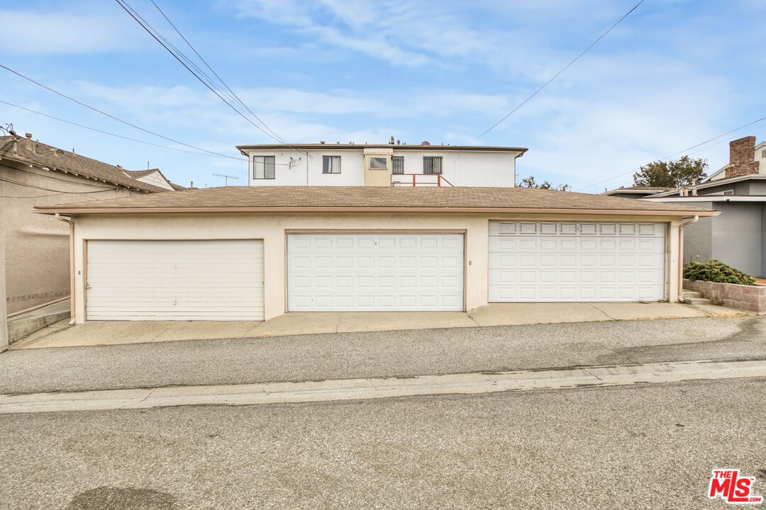 Attached, Exterior, Facade, Split Level