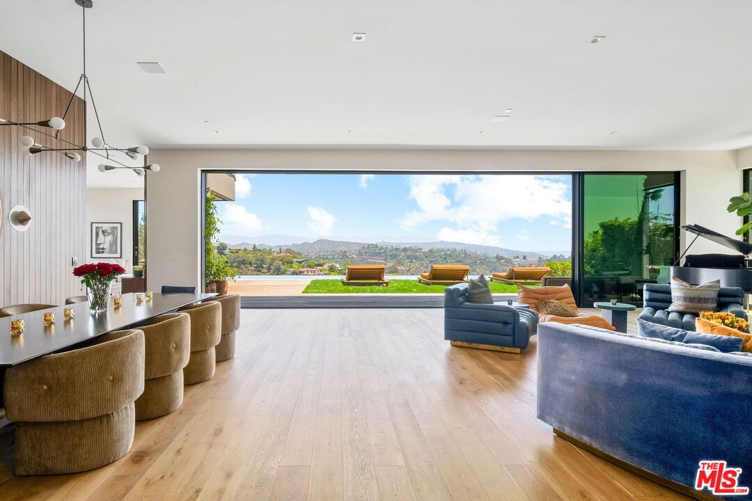 Interior, Living room, Pendant Lights, Piano, Recessed Lighting, Wood Texture Flooring