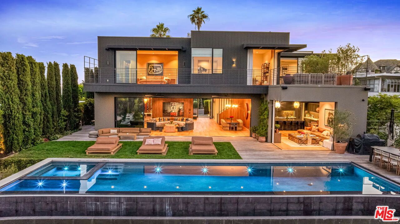 Exterior, Facade, Pool, Modern