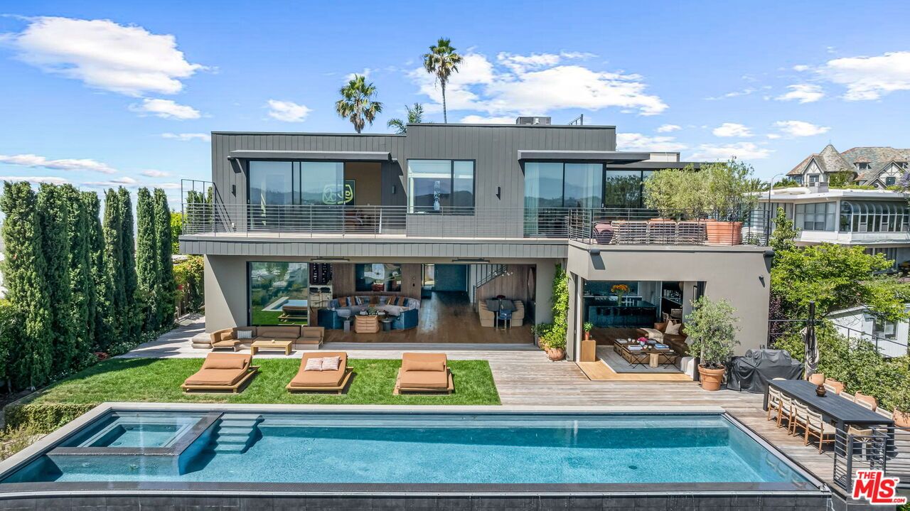 Exterior, Facade, Pool, Modern