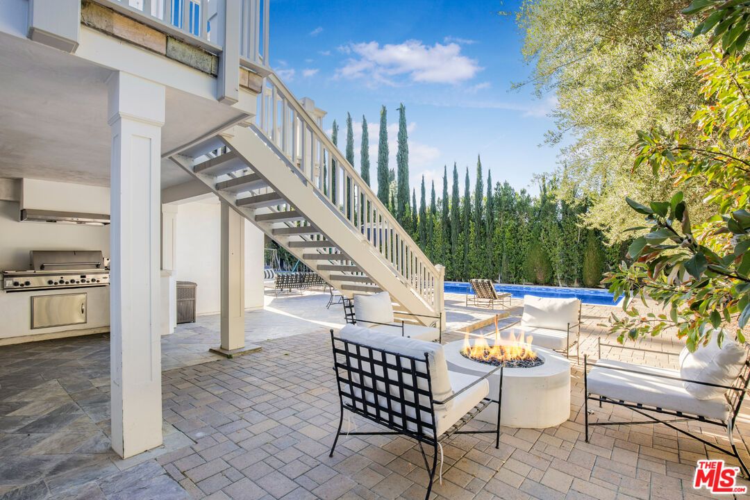 Exterior, Outdoor Kitchen, Pool
