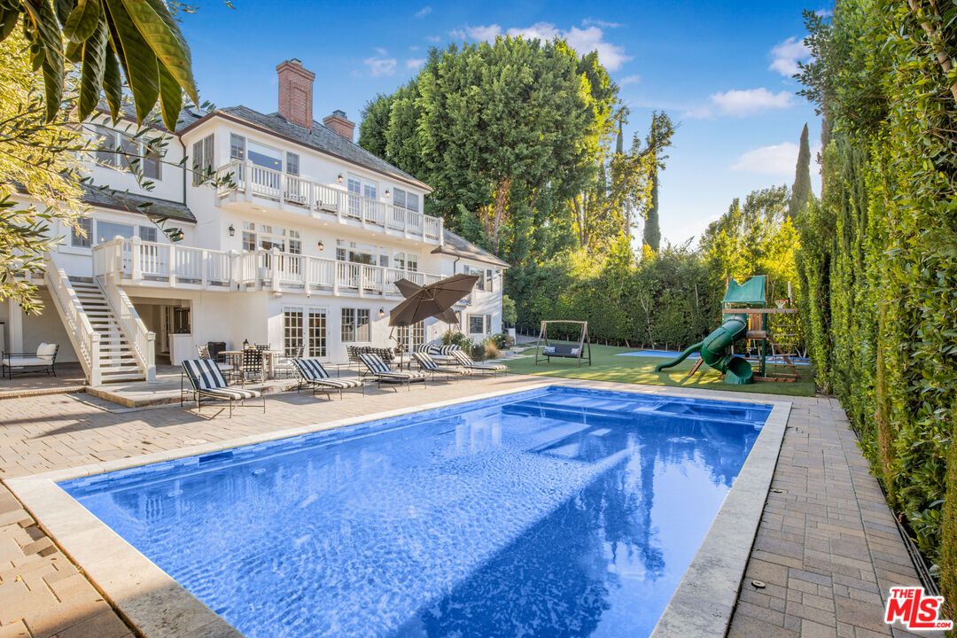 Exterior, Playground, Pool