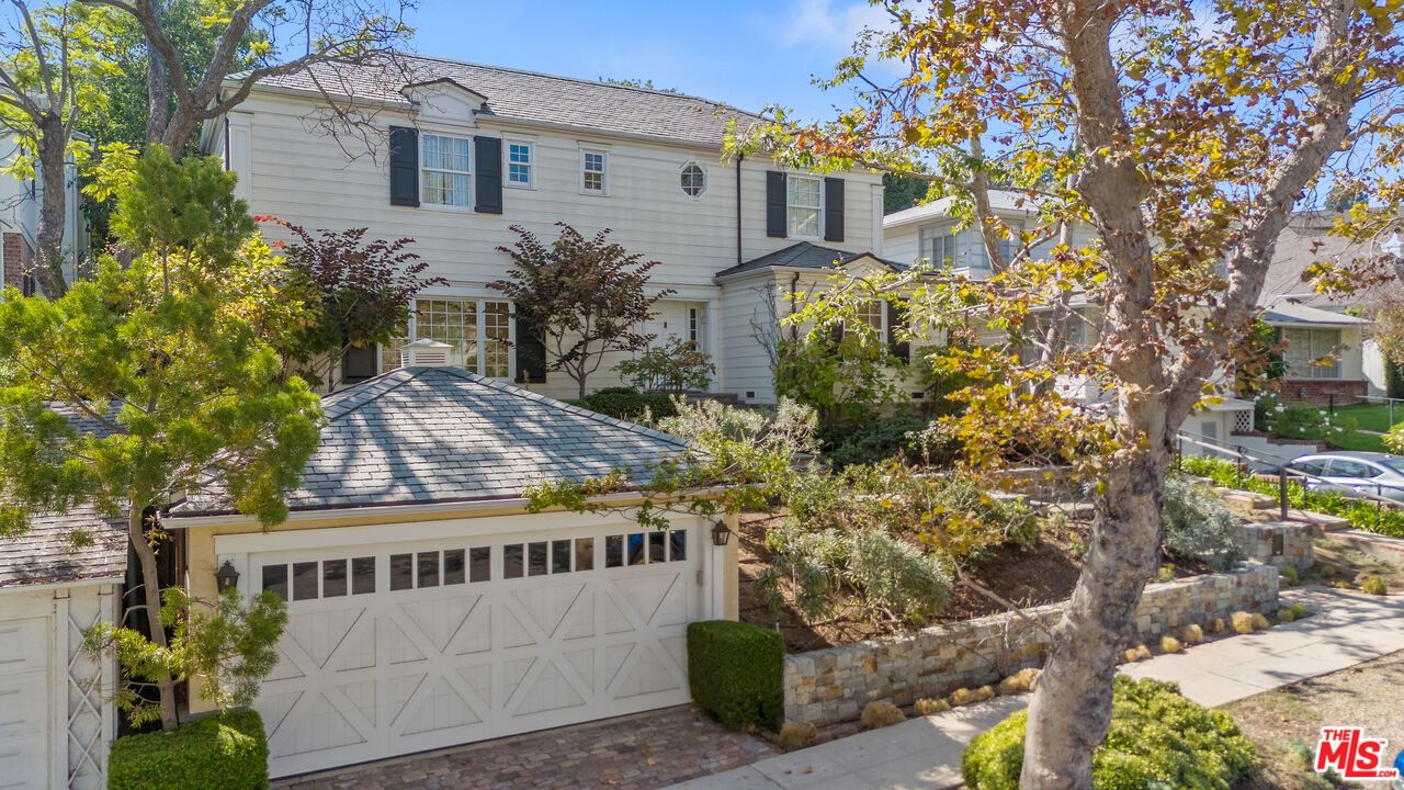 Attached, Exterior, Facade, Queen Anne Victorian