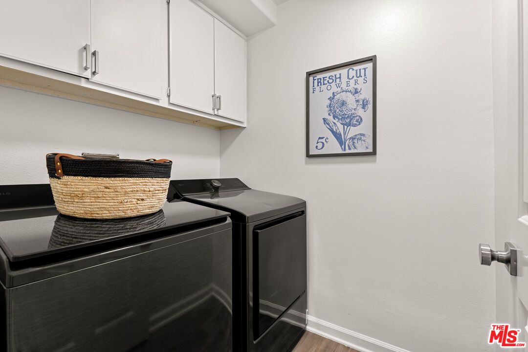 Interior, Washer, Wood Texture Flooring