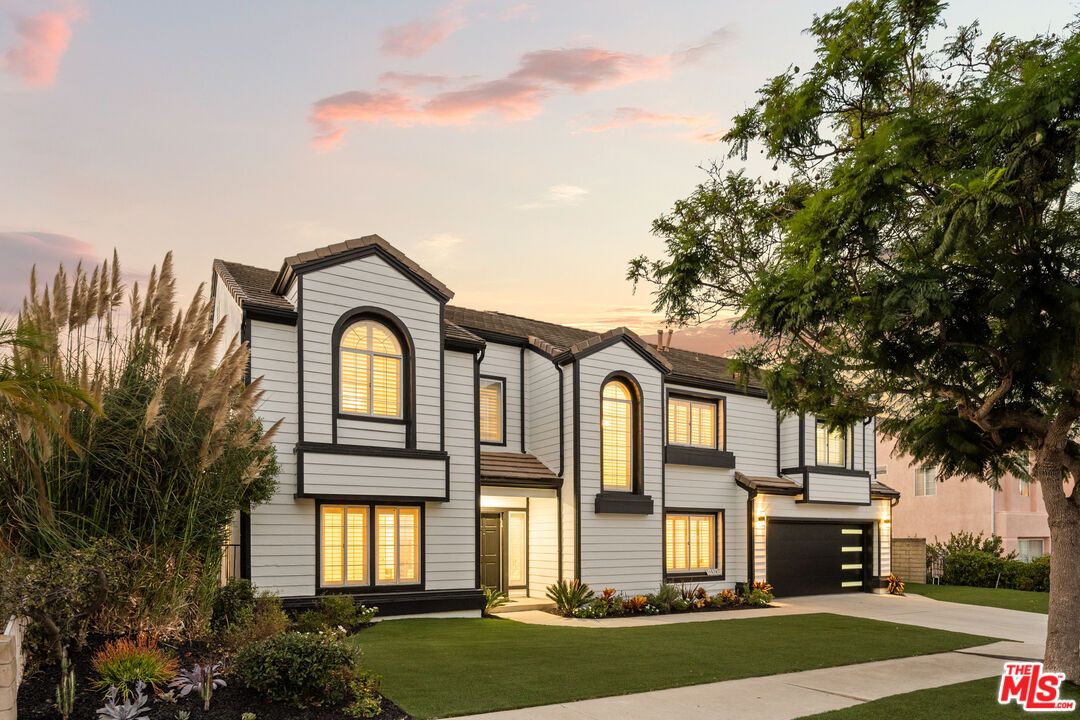 Attached, Exterior, Facade, Rowhouse