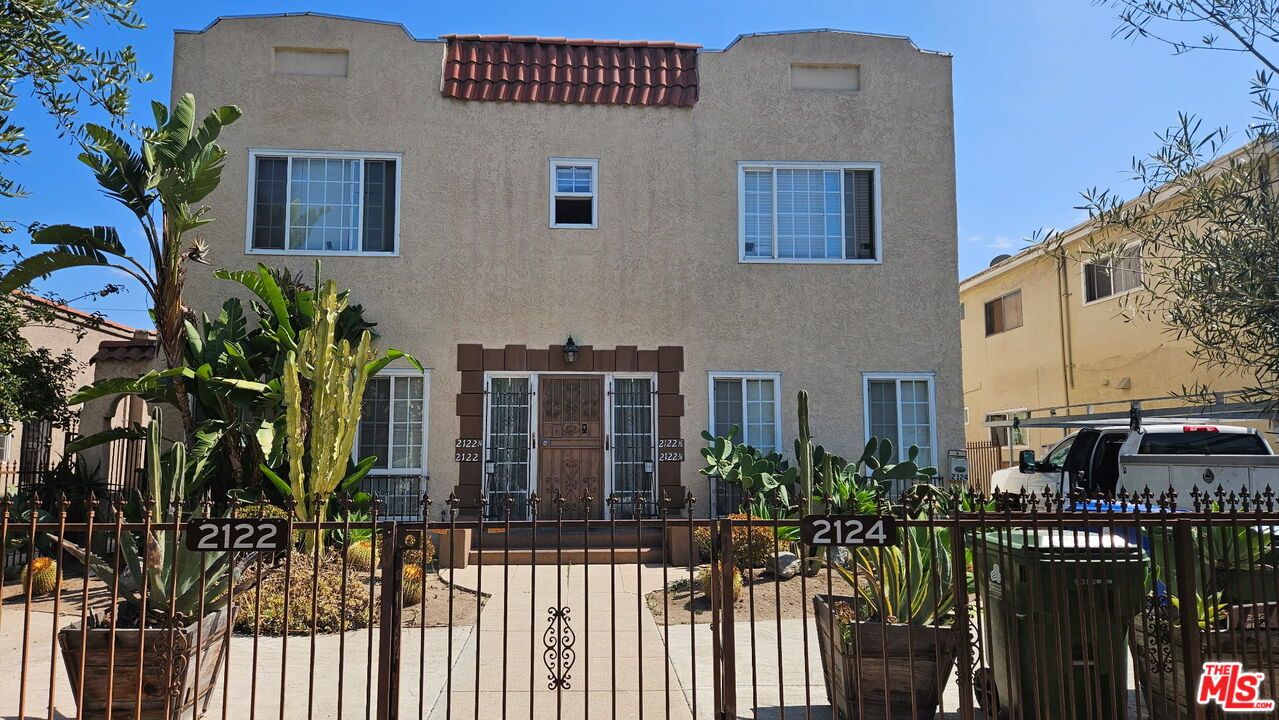 Exterior, Facade, Rowhouse