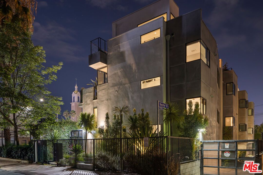Exterior, Facade, Modern