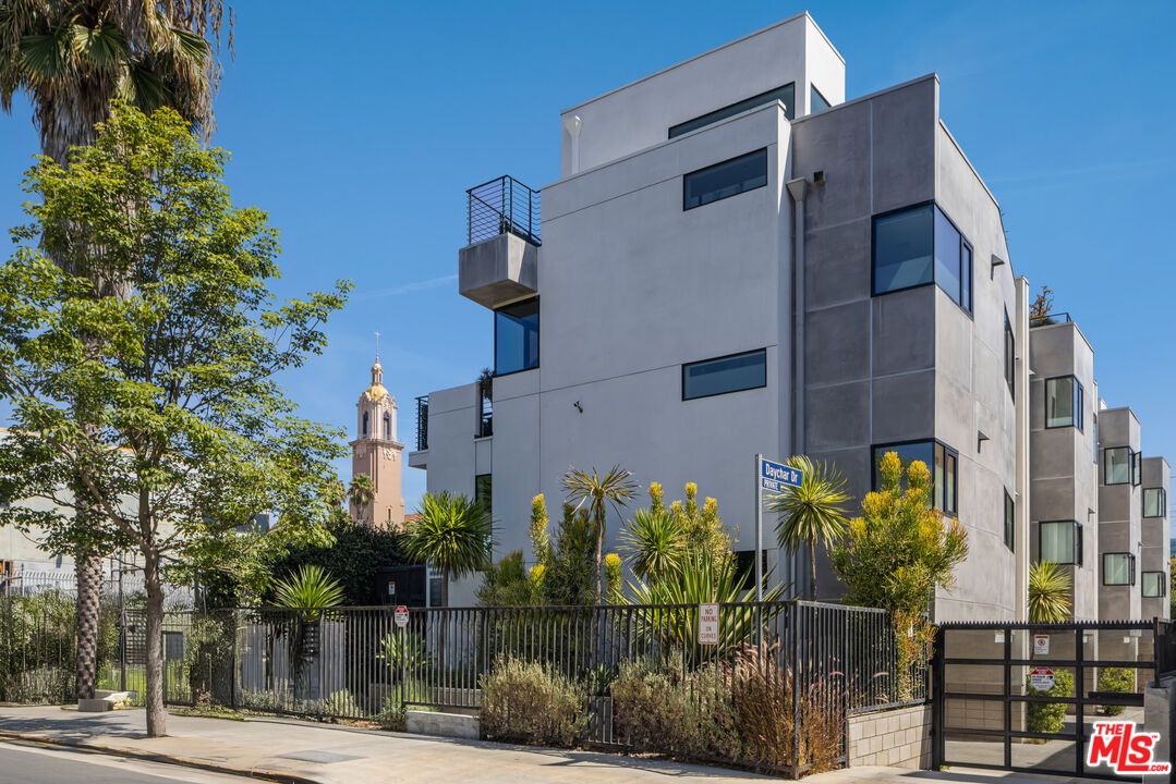 Exterior, Facade, Modern