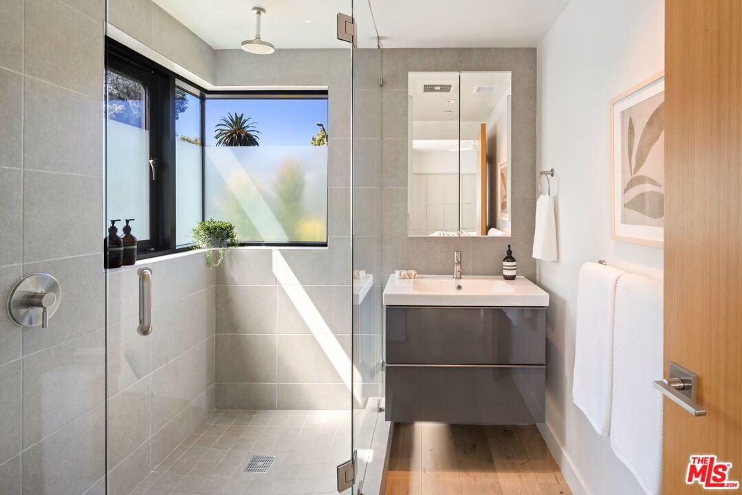 Bathroom, Interior, Pendant Lights, Wood Texture Flooring