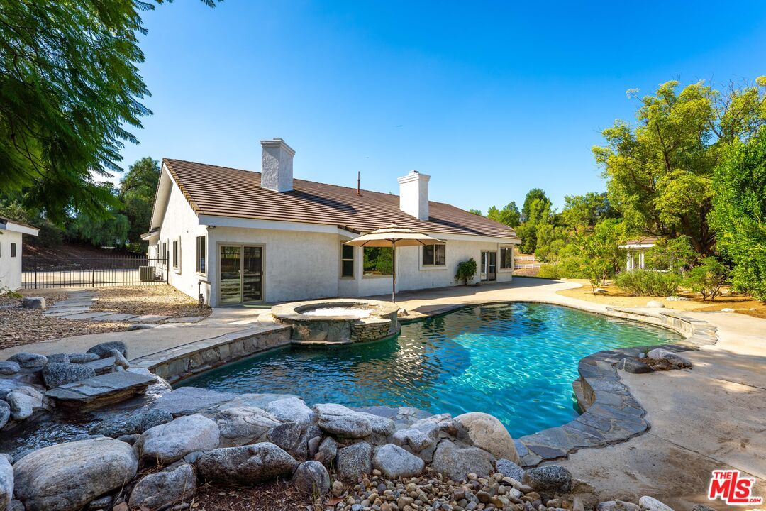 Exterior, Pool