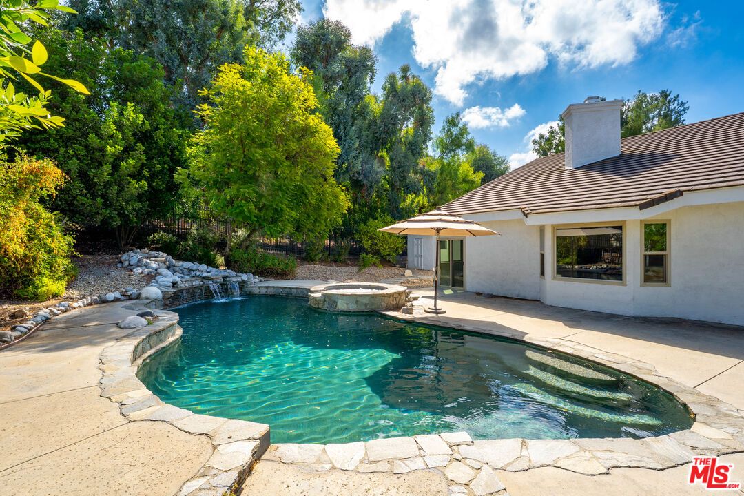 Exterior, Pool