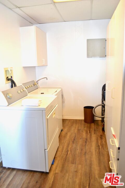 Interior, Washer, Wood Texture Flooring