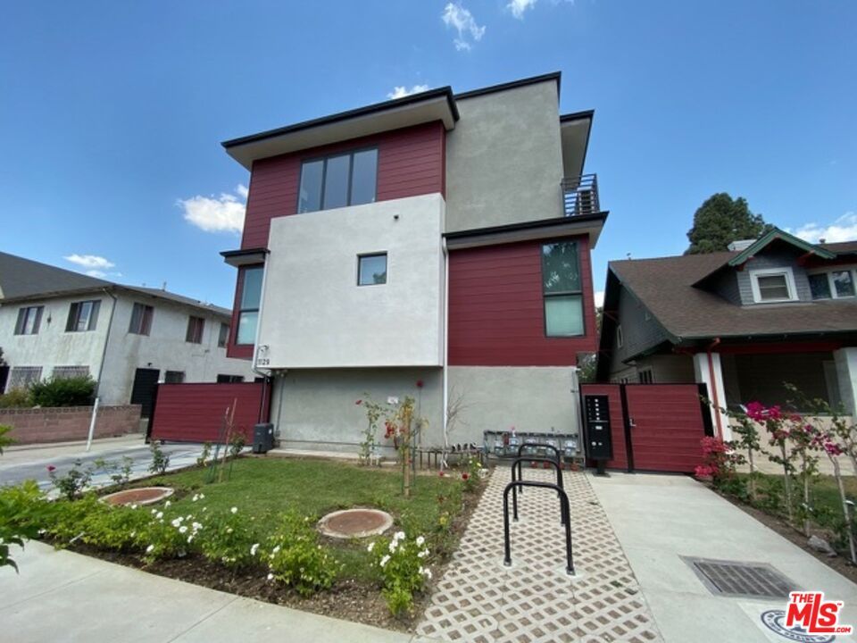 Backyard, Exterior, Facade, Modern