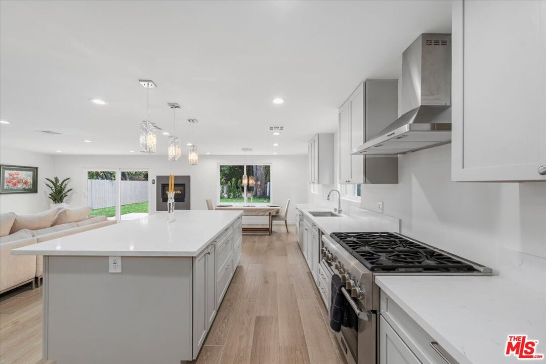 Dining room, Interior, Kitchen, Pendant Lights, Recessed Lighting, Wood Texture Flooring