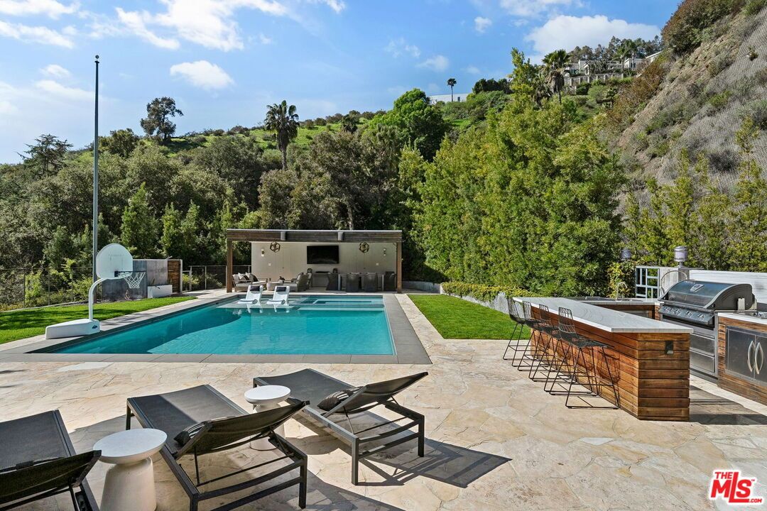 Exterior, Outdoor Kitchen, Pool
