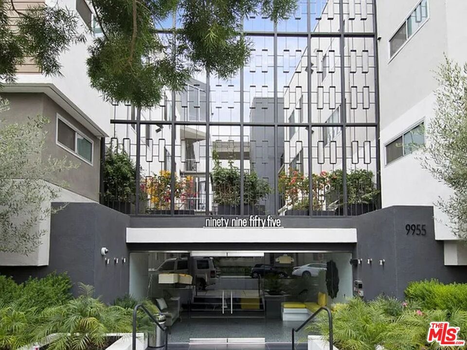 Exterior, Facade, Modern