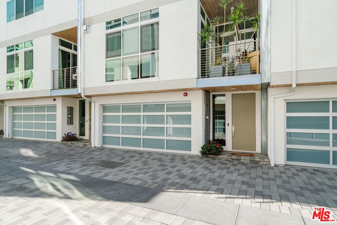 Attached, Exterior, Facade, Modern