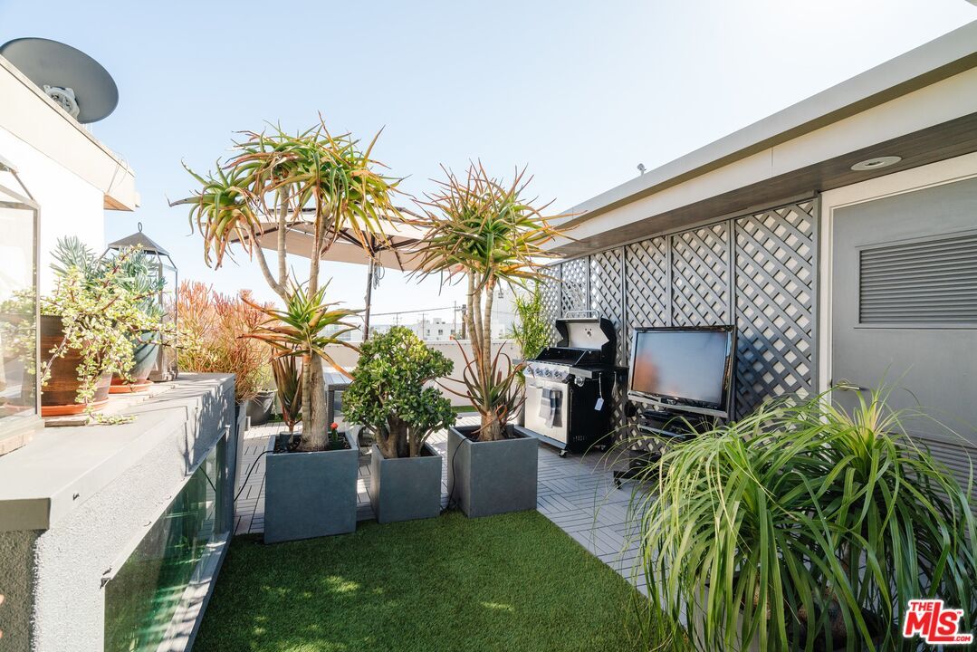 Exterior, Outdoor Kitchen
