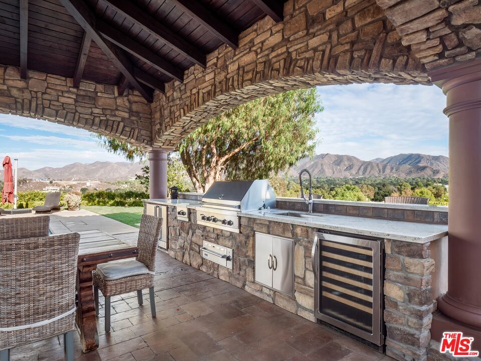 Exterior, Outdoor Kitchen